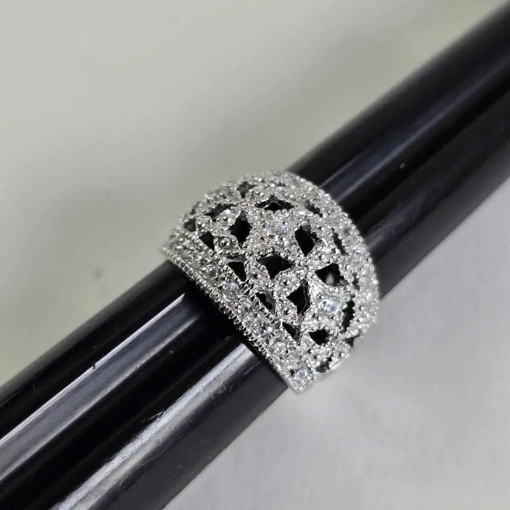 Exquisite Sterling Silver 925 Ring - A True Showstopper